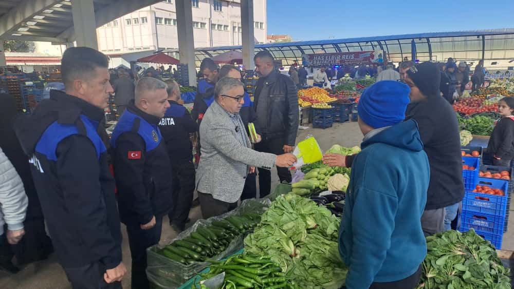 Başkan Özaşkın Pazarcı Esnafına Fiyat Etiketleri Dağıttı