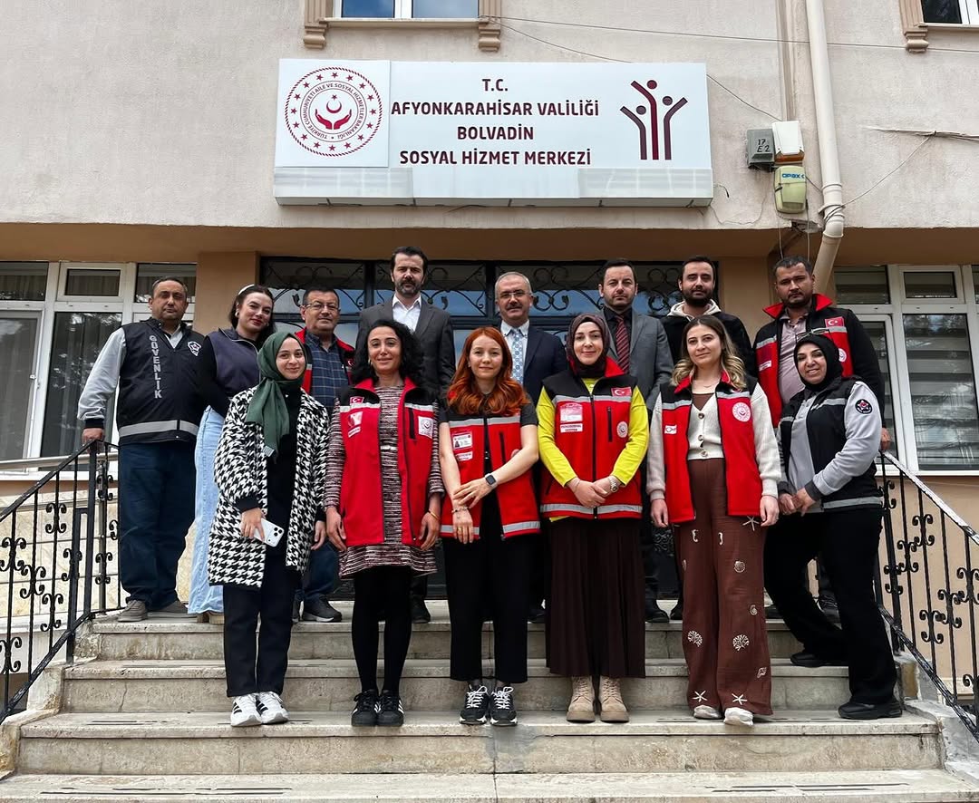 Afyonkarahisar İl Müdürü Bilal Erdoğan, Bolvadin Sosyal Hizmet Merkezi'ni Ziyaret Etti