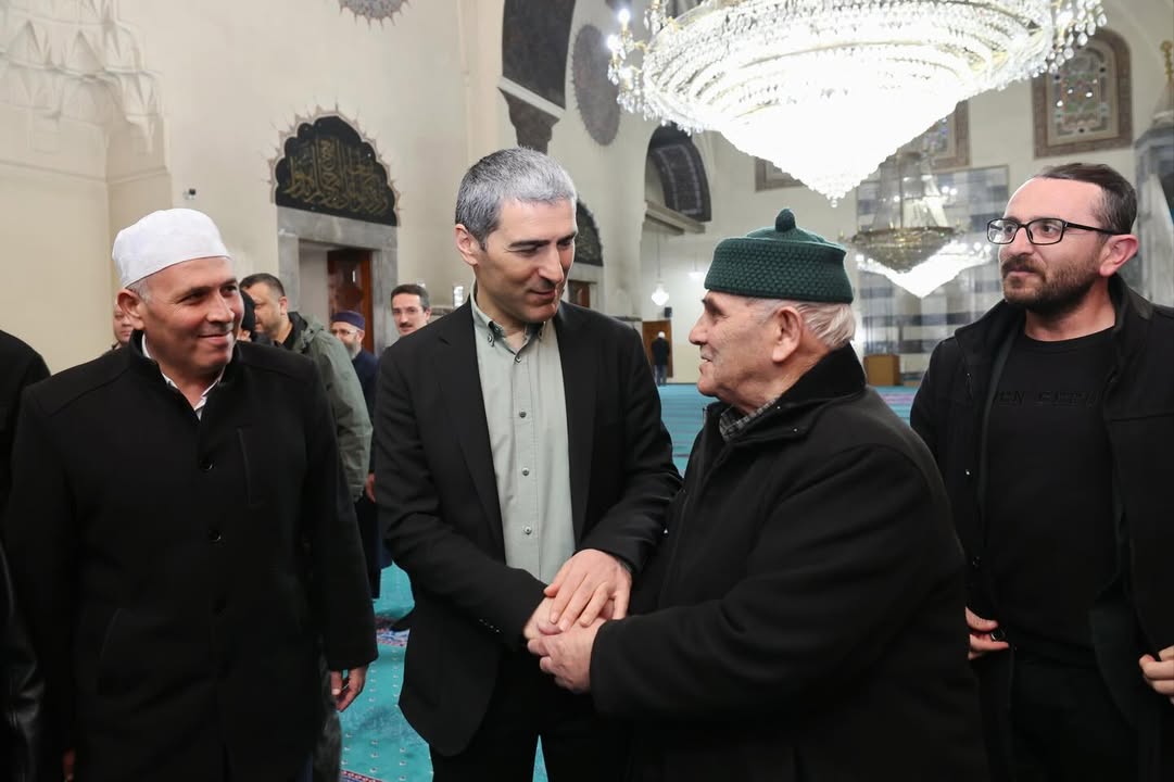 Afyonkarahisar Valiliği'nden Bayram Mesajı: Vali Dr. Naci Aktaş Camide Vatandaşlarla Buluştu