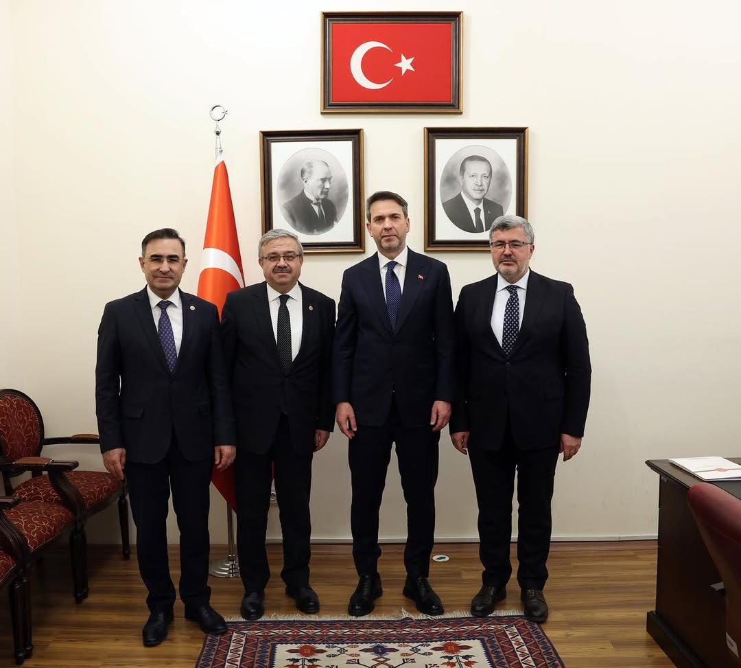 Ak Parti Milletvekilleri Enerji Bakanı Alparslan Bayraktar'ı Ziyaret Etti