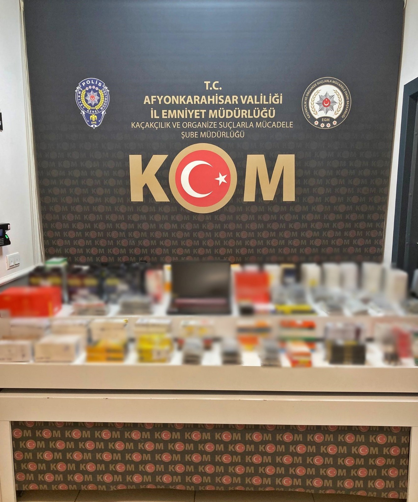 Araç ve İkamete Yapılan Aramada Kaçak Telefon Parçaları Ele Geçirildi