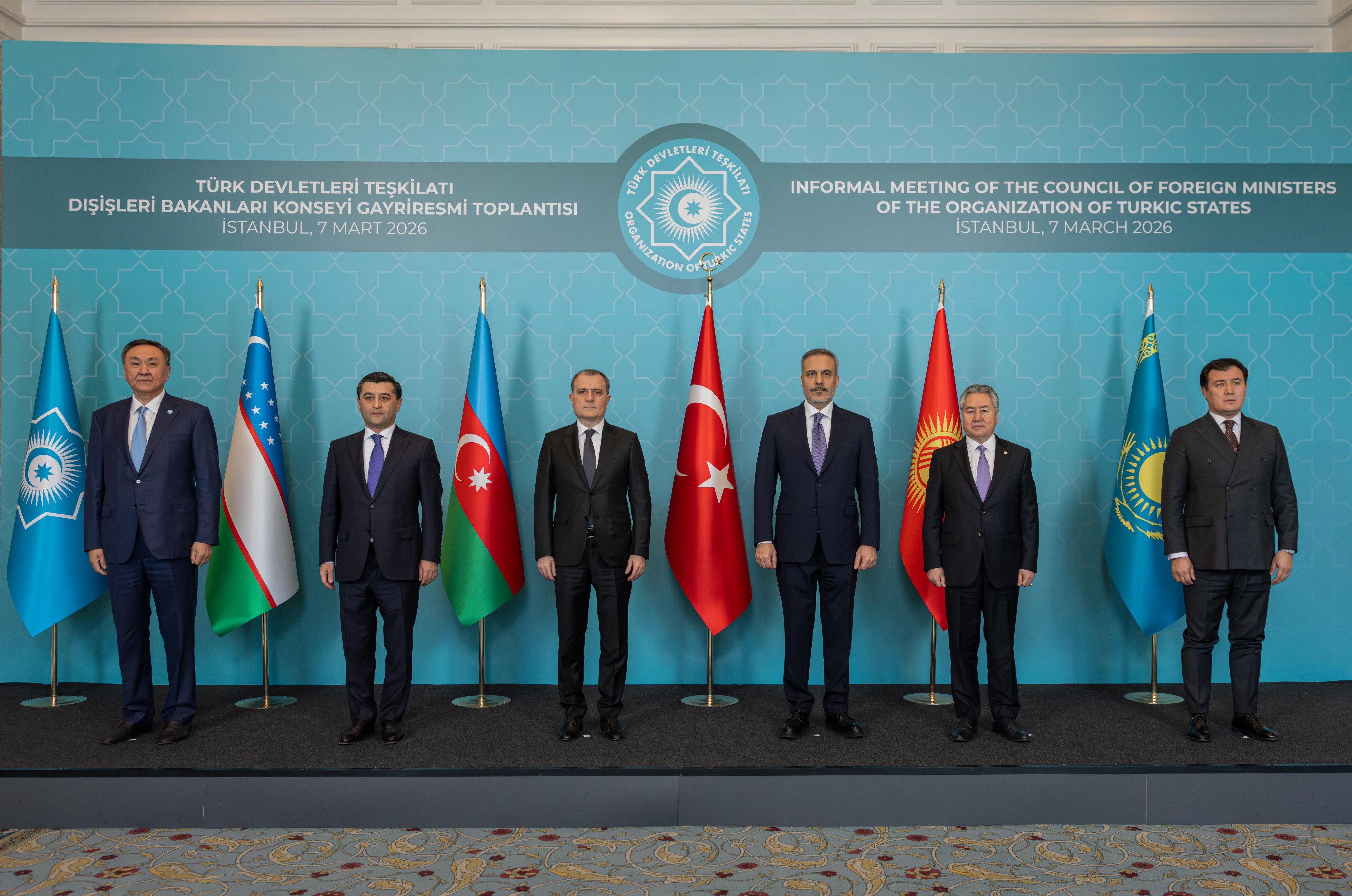 Dışişleri Bakanı İstanbul'da Toplantı Düzenledi