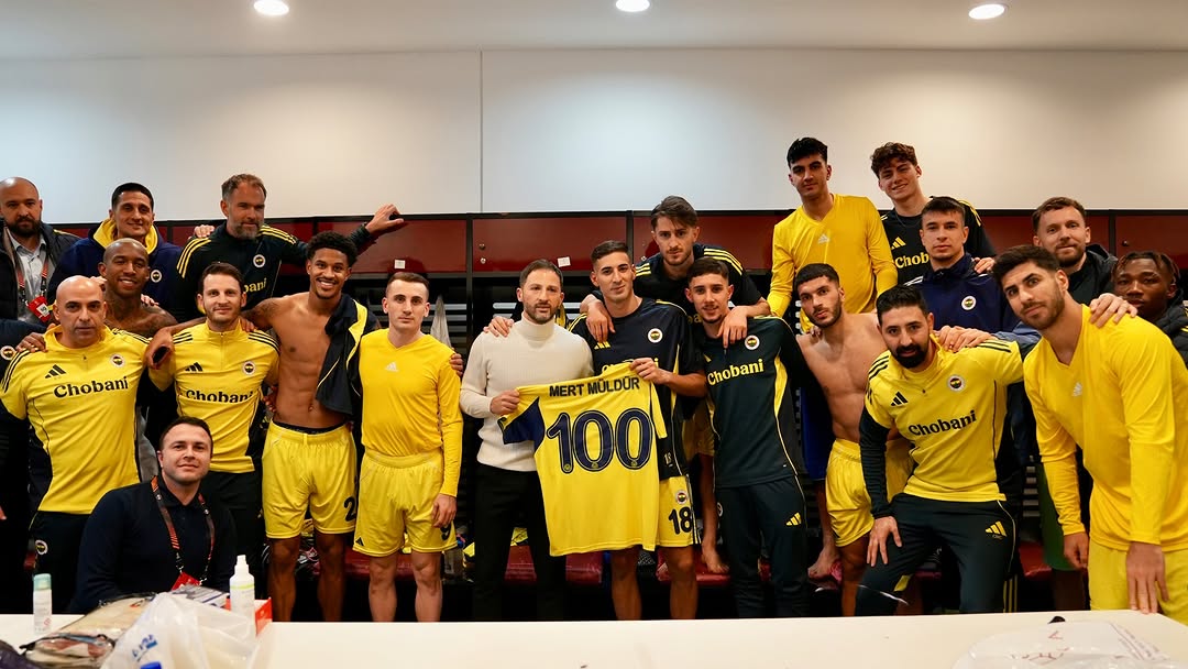 Fenerbahçe Formasıyla 100. Maçını Oynayan Mert Müldür Kutlanıyor!
