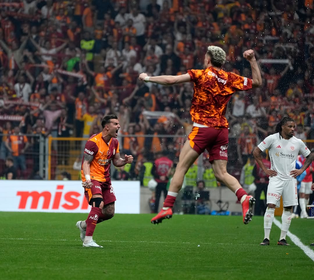 Galatasaray Spor Kulübü, Taraftarlarıyla Mutluluğu Paylaştı