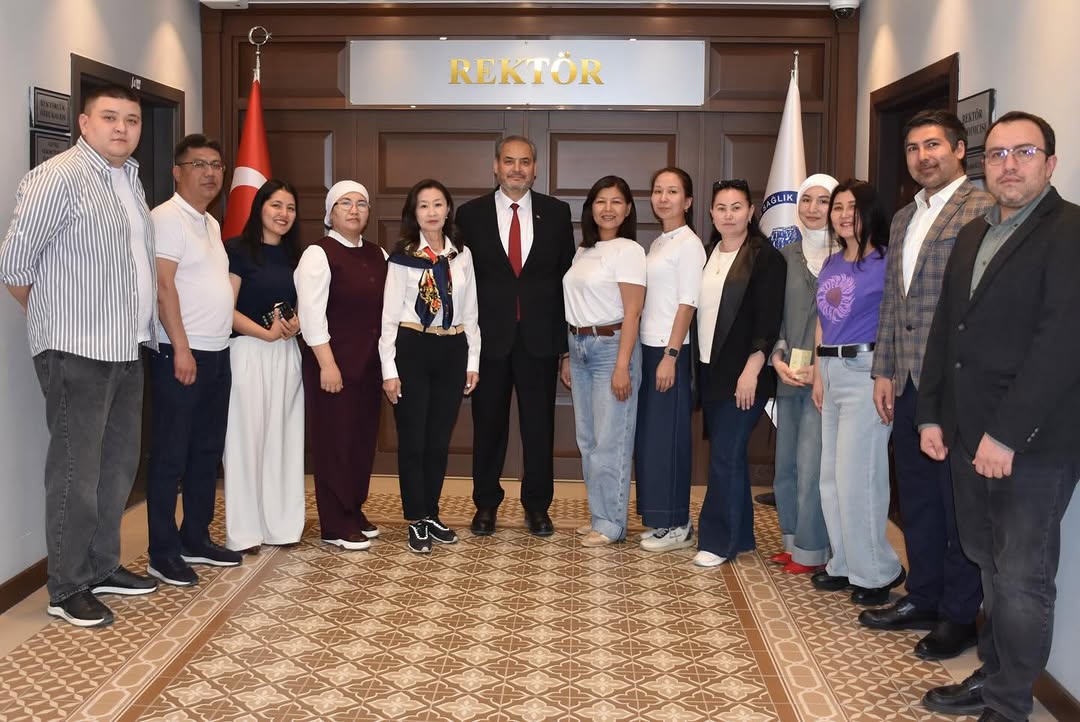 Rektörümüz Prof. Dr. Adem Aslan, Ahmet Yesevi Uluslararası Türk-Kazak Üniversitesi Öğrencilerini Kabul Etti