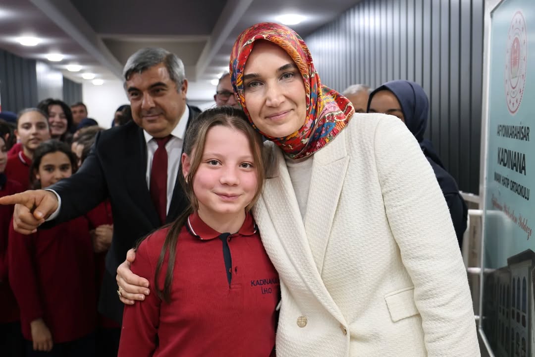Vali Kübra Güran Yiğitbaşı, Kadınana İmam Hatip Ortaokulu'nda Kariyer Günleri Programına Katıldı