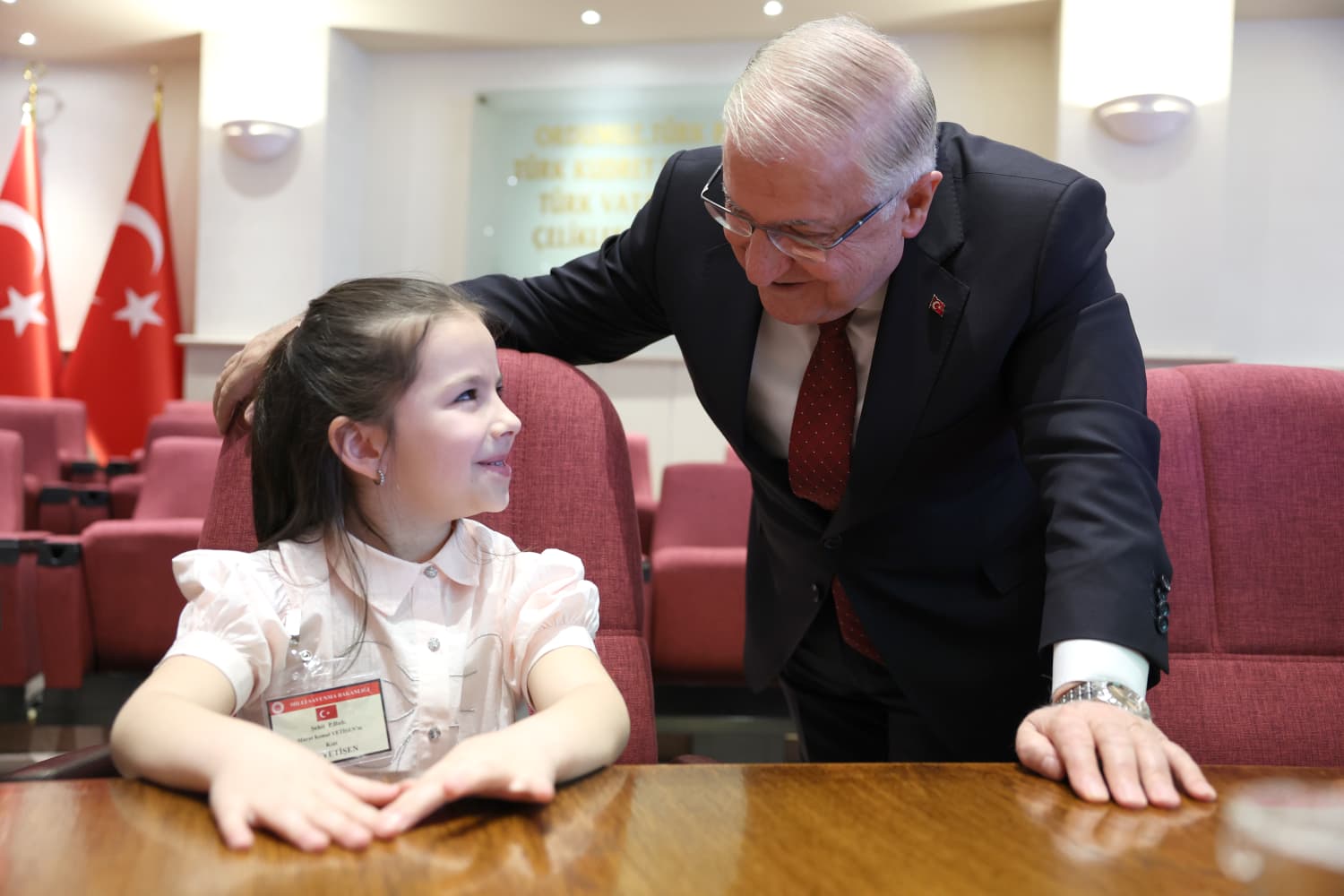 Yaşar Güler, 23 Nisan'ı çocuklarla kutladı