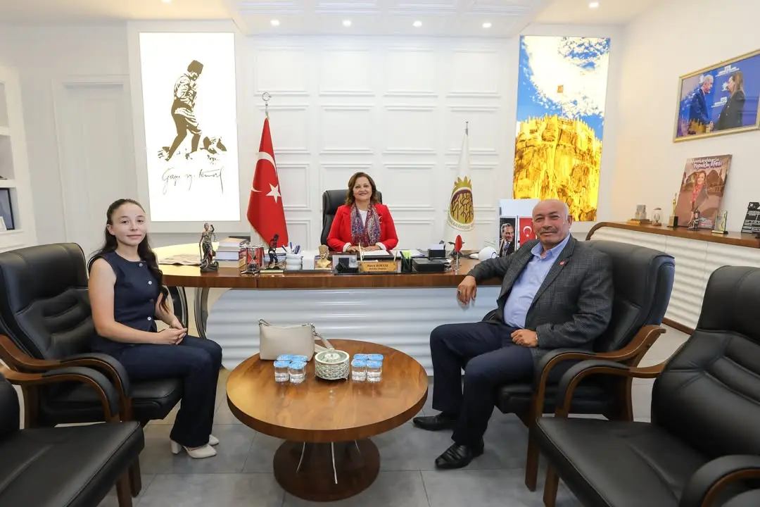 Afyonkarahisar Belediye Başkanı Burcu Köksal, Beytullah Tota ve kızı Keziban Tota'yı Belediyede Ağırladı