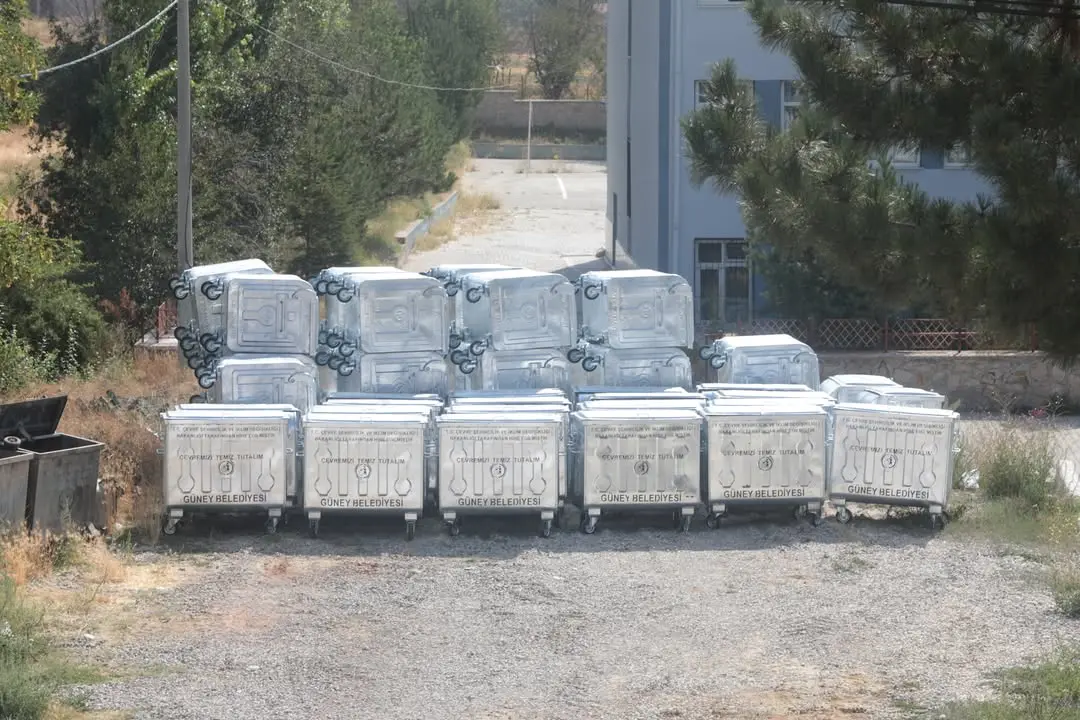 Afyonkarahisar Güney Belediyesi Yeni Çöp Konteynerlerini Kasabaya Getirdi