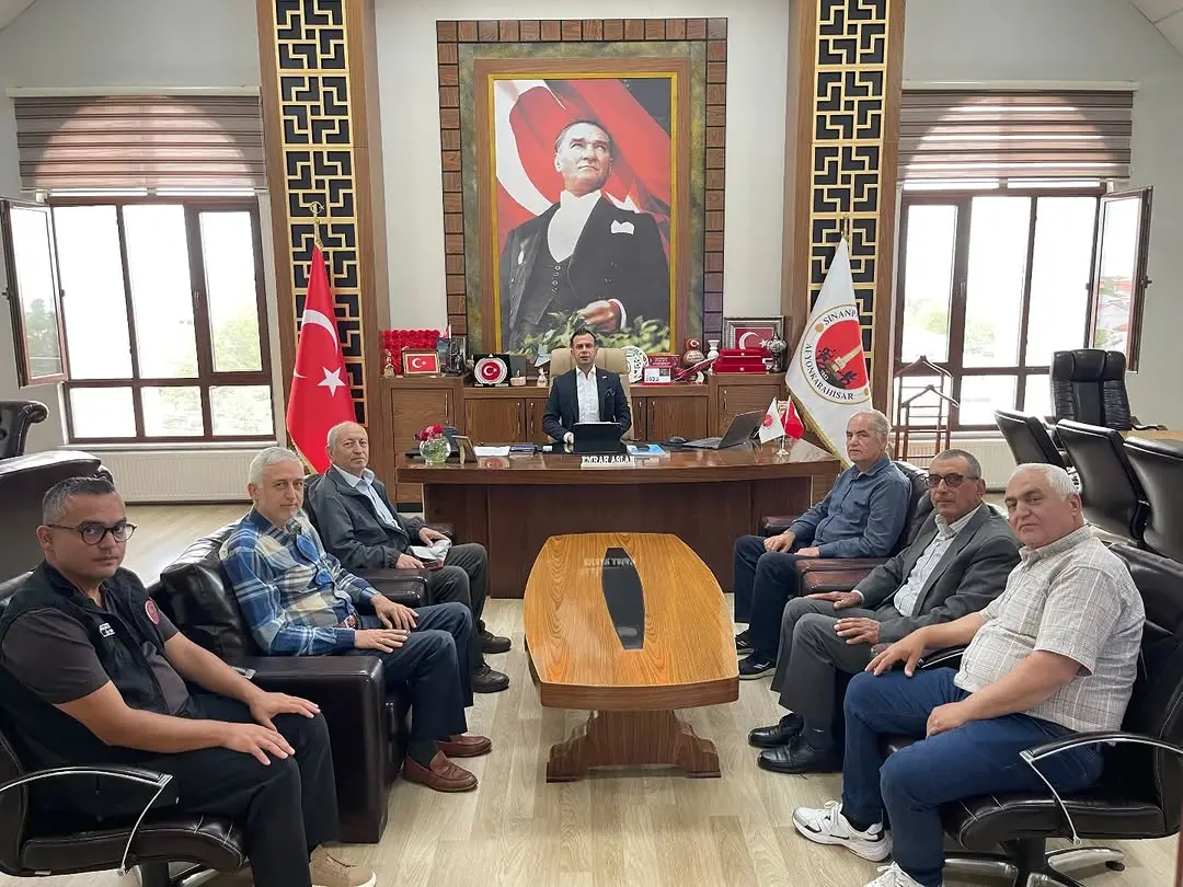 Tazlar Köyü'nü Kalkındırma Derneği Başkanı Mehmet AYDOĞMUŞ ve Yönetim Kurulu Üyeleri Kaymakam Emrah ASLAN'ı Ziyaret Etti