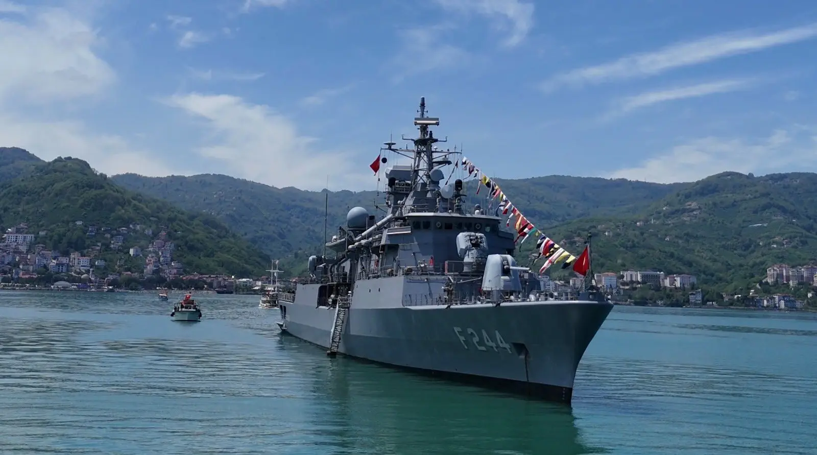 TCG Barbaros Fırkateyni Perşembe'yi Ziyaret Etti