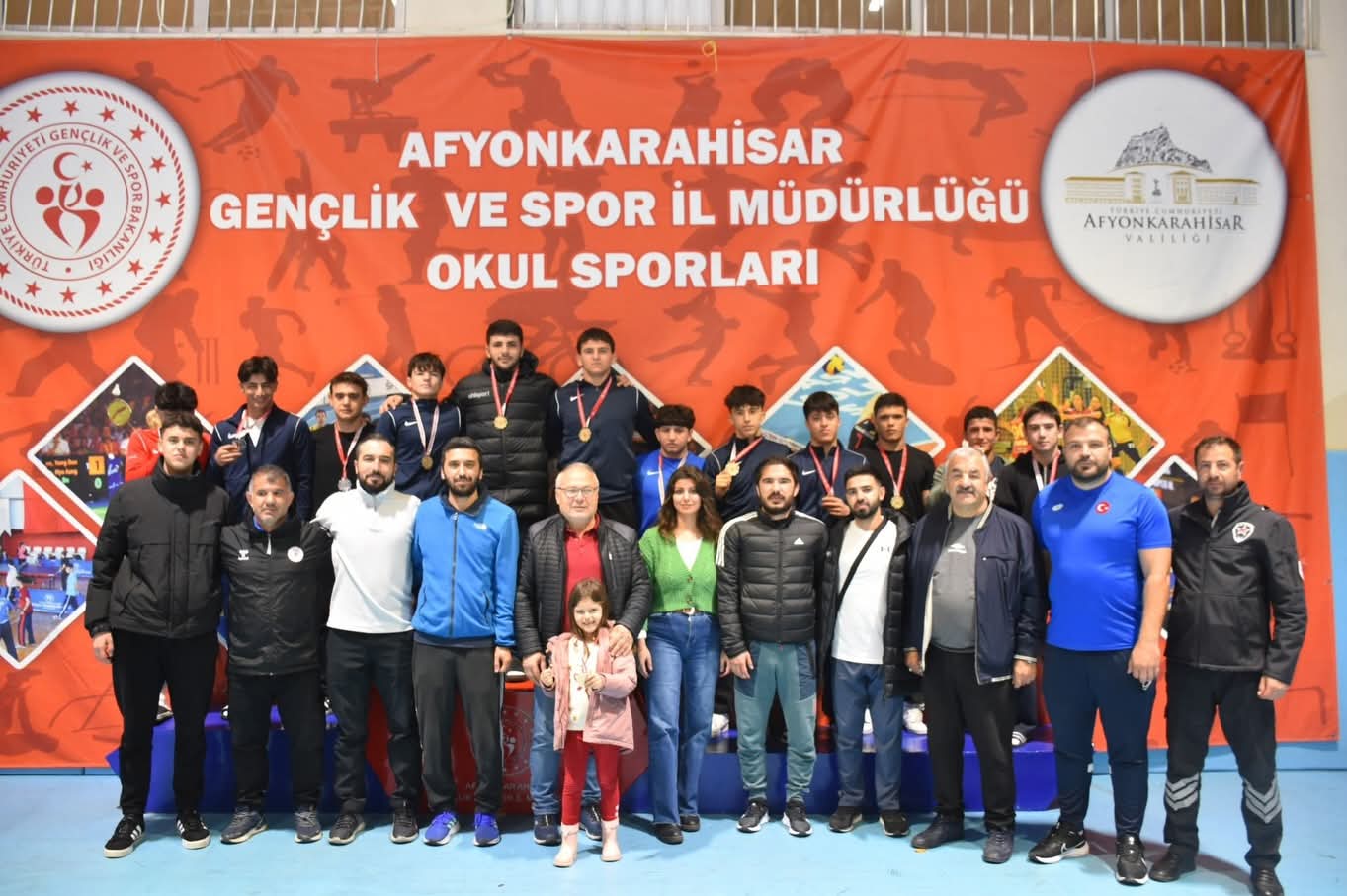 Genç Güreşçiler Minderde Kıyasıya Mücadele Etti
