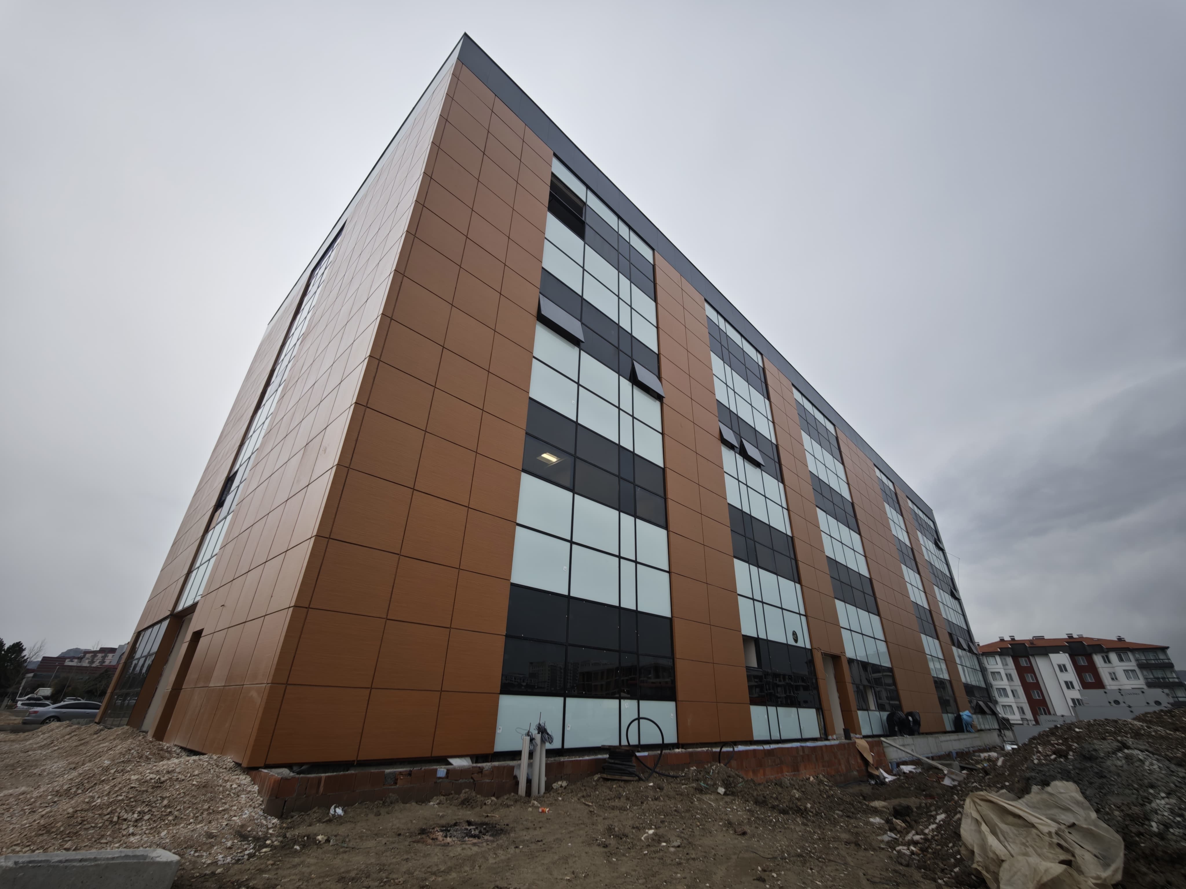 Diş hastanesinin Işıkları Yanıyor, Ekipler Çalışıyor