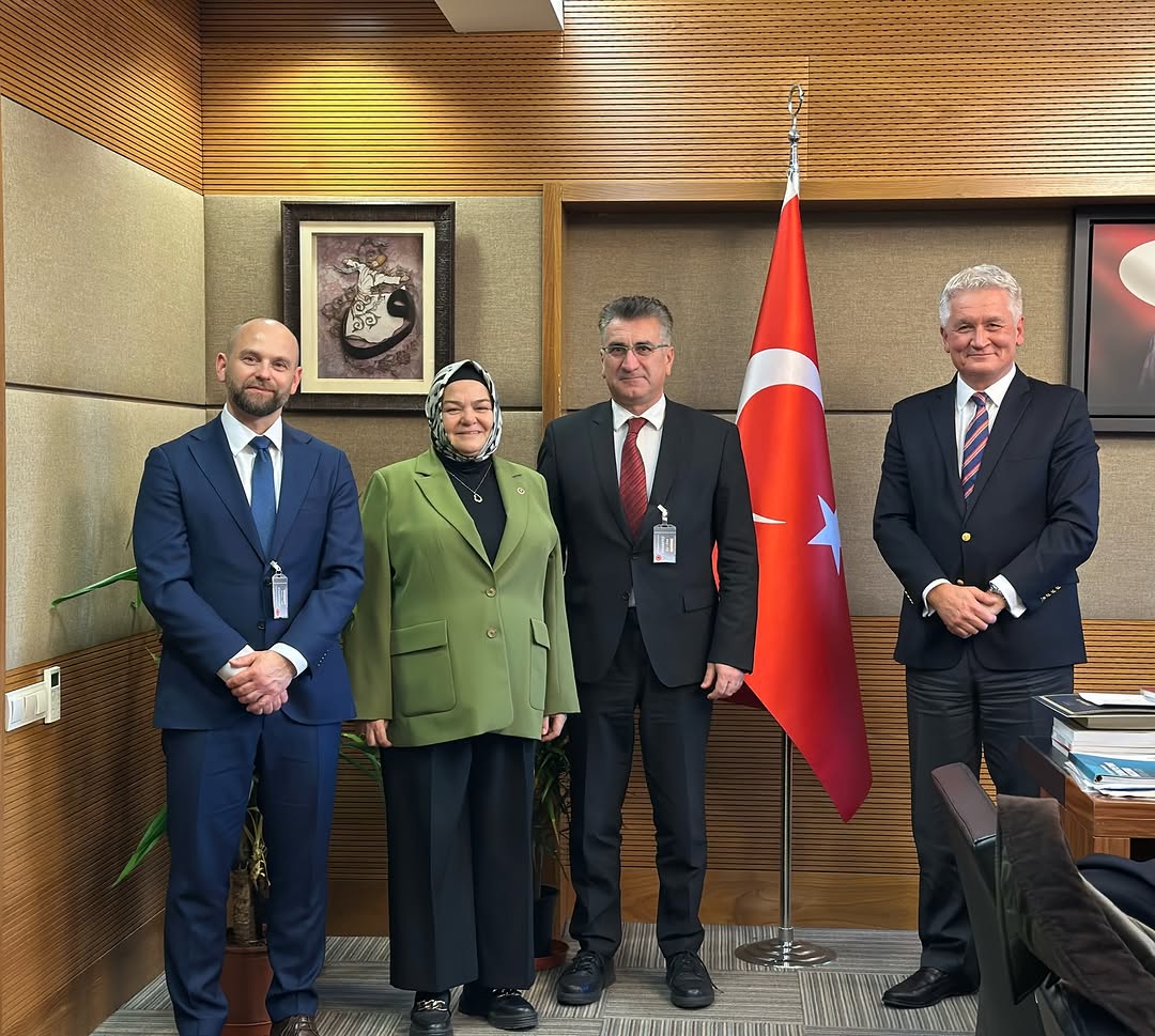 Vertex Hükümet İşleri ve Kamu Politikası Direktörü Piotr Dabrowski ve Cristian David Gazi Meclisinde Ziyarette Bulundu