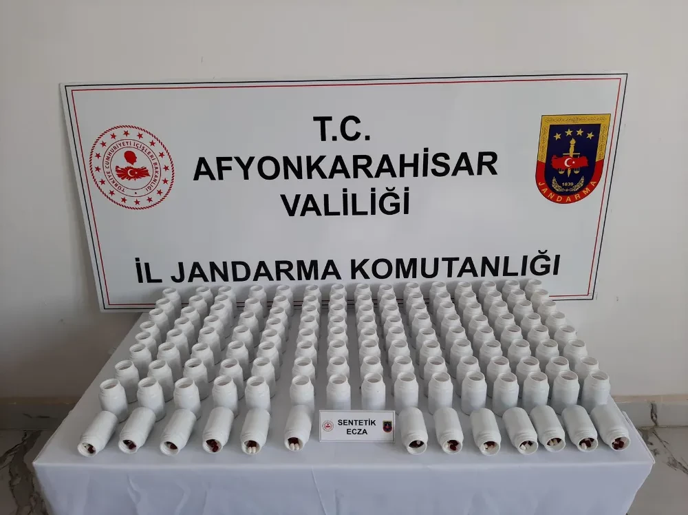 Afyonkarahisar’da Jandarmadan Uyuşturucu Operasyonu: 7.504 Adet Sentetik Hap Ele Geçirildi