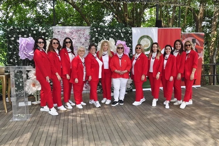 Bursalı annelerden Anneler Günü defilesi